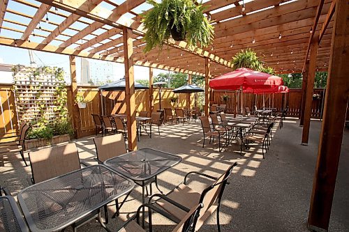 SHANNON VANRAES/WINNIPEG FREE PRESS
The City of Winnipeg has shut down a newly built patio at the Cork and Flame restaurant in St. James after determining the roof to be structurally unsound.