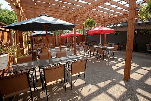 SHANNON VANRAES/WINNIPEG FREE PRESS
The City of Winnipeg has shut down a newly built patio at the Cork and Flame restaurant in St. James after determining the roof to be structurally unsound.