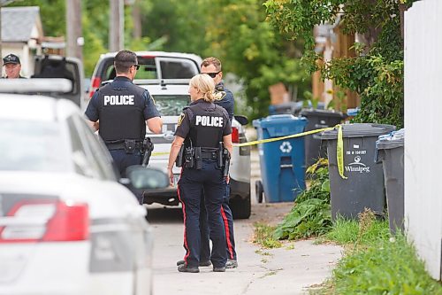 MIKE DEAL / WINNIPEG FREE PRESS
The Winnipeg Police Service is investigating a shooting that left a man in hospital with serious injuries.
Winnipeg Police were still at the scene of a shooting in the 800 block of Aberdeen Avenue Thursday afternoon. The shooting occurred on the evening of August 26th and the police were on the scene by around 8:45 p.m..
When the officers arrived they found a man suffering from gunshot wounds. He was taken to hospital in critical condition.
200827 - Thursday, August 27, 2020.