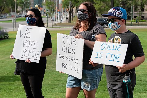 JESSE BOILY  / WINNIPEG FREE PRESS
People gathered outside of the Legislative building and were demanding a full and comprehensive plan for back-to-school on Thursday. They then marched down Broadway to Vimy Ridge park. Thursday, Aug. 27, 2020.
Reporter: Piche