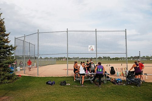 JOHN WOODS / WINNIPEG FREE PRESS
Players neglect the back-to-play rules by gathering around a pic-nic table prior to their game at Little Mountain Park in Winnipeg Thursday, August 27, 2020. 

Reporter: Bell