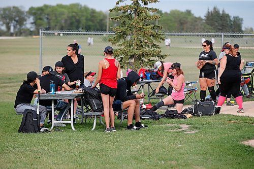 JOHN WOODS / WINNIPEG FREE PRESS
Players neglect the back-to-play rules by gathering around a picnic table prior to their game at Little Mountain Park in Winnipeg Thursday, August 27, 2020. 

Reporter: Bell