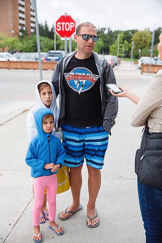 MIKE DEAL / WINNIPEG FREE PRESS
Chris Buffie and his children, Elena, 9, and Gabriella, 5, arrive at Pan Am Pool for their swimming lessons Friday morning.
The City of Winnipeg has had to cut down its recreation services this summer due to the pandemic, leaving Pan Am to be the only city pool offering swimming lessons right now.
See Joyanne Pursaga story
200828 - Friday, August 28, 2020.