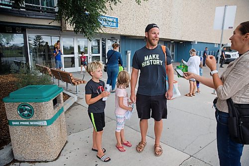 MIKE DEAL / WINNIPEG FREE PRESS
Chris Enns and his children, Asher, 7, and Story, 6, arrive at Pan Am Pool for their swimming lessons Friday morning.
The City of Winnipeg has had to cut down its recreation services this summer due to the pandemic, leaving Pan Am to be the only city pool offering swimming lessons right now.
See Joyanne Pursaga story
200828 - Friday, August 28, 2020.