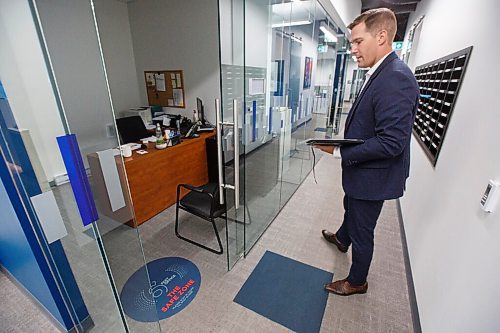 MIKE DEAL / WINNIPEG FREE PRESS
Cushman & Wakefield Stevenson President Aaron DeGroot in their office at 55 Donald Street.
Since workers began returning, in waves or all at once, its gotten stressful for another reason  personal space and social distancing. Cushman Wakefield is providing offices, even ones that arent clients, with free assessments and advice to implement their 6 Feet Office standards.
See Ben Waldman story
200828 - Friday, August 28, 2020.