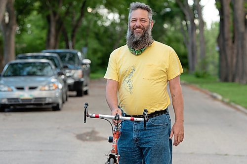 JESSE BOILY  / WINNIPEG FREE PRESS
Edward Cloud, who volunteers at the Bike Dump, stops for a photo on Alfred Ave. on Friday. Friday, Aug. 28, 2020.
Reporter: Aaron Epp