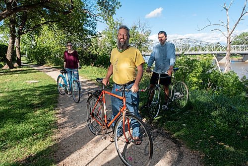 JESSE BOILY  / WINNIPEG FREE PRESS
Edward Cloud, front, Riley McMurray, right, and Cherisse Daoust, who volunteer at the Bike Dump, stop for a photo in Redwood Park on Friday. Friday, Aug. 28, 2020.
Reporter: Aaron Epp