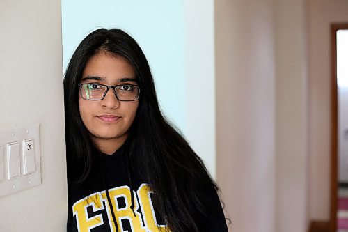SHANNON VANRAES/WINNIPEG FREE PRESS
Jasmine Grover, an incoming science student at the University of Manitoba, had a virtual orientation from her Winnipeg home August 31, 2020.
