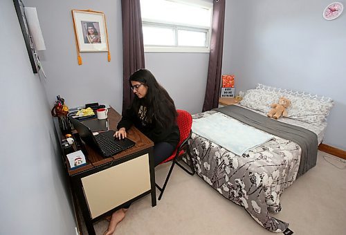 SHANNON VANRAES/WINNIPEG FREE PRESS
Jasmine Grover, an incoming science student at the University of Manitoba, takes part in a virtual orientation from her Winnipeg home August 31, 2020.