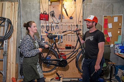 MIKE DEAL / WINNIPEG FREE PRESS
Anders Swanson, Executive Director of Winnipeg Trails and Leigh Anne Parry who runs Bicycle Garden at 267 Sherbrook at the repair station where Anders is currently fixing up his own used dutch bike.
Spurred on by a local shortage in bikes and a renewed interest in cycling during the COVID-19 era, the Plain Bicycle Project and Winnipeg Trails have opened a pop-up cycle shop, Bicycle Garden, at 267 Sherbrook. The organizations shipped in six pallets of Dutch bikes and bike accessories, and the pop up has been popping.
200831 - Monday, August 31, 2020.