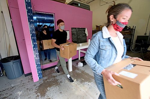 SHANNON VANRAES/WINNIPEG FREE PRESS
Anna Sigrithur is assisted by Marti Sarbit and Conor Nedelec at the Fireweed Food Co-Op's food hub's warehouse in Winnipeg on September 1, 2020.