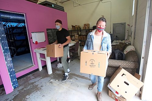 SHANNON VANRAES/WINNIPEG FREE PRESS
Anna Sigrithur is assisted by Conor Nedelec at the Fireweed Food Co-Op's food hub's warehouse in Winnipeg on September 1, 2020.