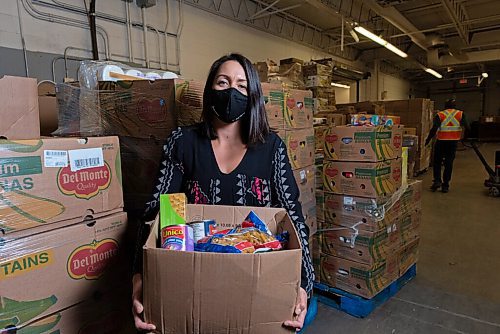 JESSE BOILY  / WINNIPEG FREE PRESS
Meaghan Erbus, advocacy and impact manager at Winnipeg Harvest, shows a hamper at the Winnipeg Harvest warehouse on Tuesday. Tuesday, Sept. 1, 2020.
Reporter: Temur