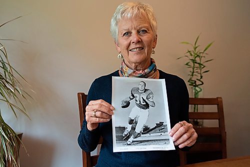 JESSE BOILY  / WINNIPEG FREE PRESS
Lyn Lakusiak, widow of former Bomber star Gene Lakusiak, goes through old photos of her husband with her children at her home on Tuesday. Tuesday, Sept. 1, 2020.
Reporter: Doug