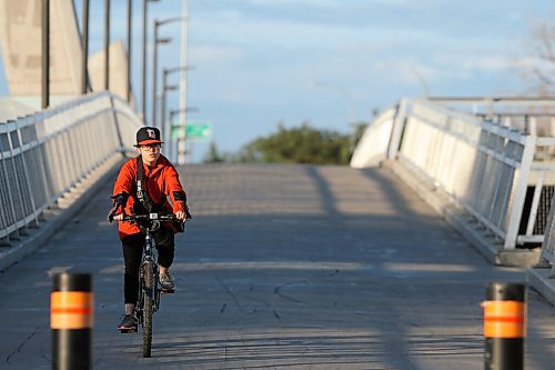 SHANNON VANRAES/WINNIPEG FREE PRESS
A cyclist crosses the Disraeli Active Transportation Bridge into North Point Douglas on September 1, 2020.
