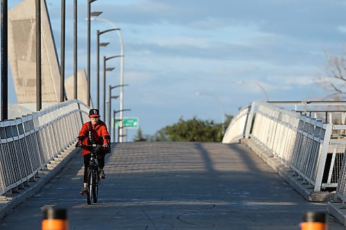 SHANNON VANRAES/WINNIPEG FREE PRESS
A cyclist crosses the Disraeli Active Transportation Bridge into North Point Douglas on September 1, 2020.