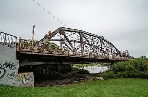 Mike Sudoma / Winnipeg Free Press
The Louise Bridge, built by the Algoma Steel bridge Company, has been connecting the Central and Elmwood neighbourhoods since 1910.
September 2, 2020