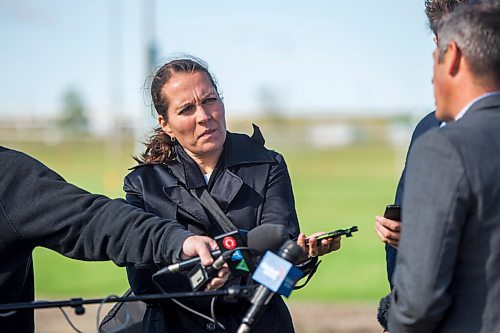 MIKAELA MACKENZIE / WINNIPEG FREE PRESS

Free Press reporter Joyanne Pursaga scrums mayor Brian Bowman after a ribbon cutting for the Optimist Park expansion in Winnipeg on Thursday, Sept. 3, 2020. For marketing.
Winnipeg Free Press 2020.