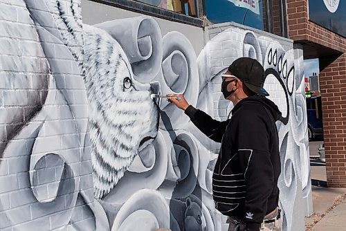 JESSE BOILY  / WINNIPEG FREE PRESS
Patrick Ross paints a mural at the corner of Main st. and Redwood Ave.  on Thursday. Ross has been working on the mural for the past four days about seven hours a day, he says.  Thursday, Sept. 3, 2020.
Reporter: standup