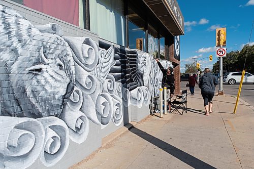 JESSE BOILY  / WINNIPEG FREE PRESS
Patrick Ross paints a mural at the corner of Main st. and Redwood Ave.  on Thursday. Ross has been working on the mural for the past four days about seven hours a day, he says.  Thursday, Sept. 3, 2020.
Reporter: standup