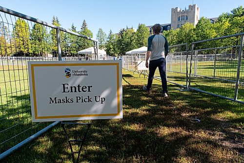 JESSE BOILY  / WINNIPEG FREE PRESS
A person enters the line to pick up masks at the University of Manitoba on Friday. Friday, Sept. 4, 2020.
Reporter: Maggie?