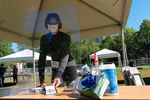 JESSE BOILY  / WINNIPEG FREE PRESS
Kale Kostick hand out masks at the University of Manitoba on Friday. Friday, Sept. 4, 2020.
Reporter: Maggie?