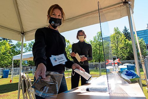 JESSE BOILY  / WINNIPEG FREE PRESS
Juanita VanNorman, left, and Kale Kostick hand out masks at the University of Manitoba on Friday. Friday, Sept. 4, 2020.
Reporter: Maggie?