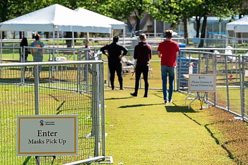 JESSE BOILY  / WINNIPEG FREE PRESS
People line up to pick up masks at the University of Manitoba on Friday. Friday, Sept. 4, 2020.
Reporter: Maggie?