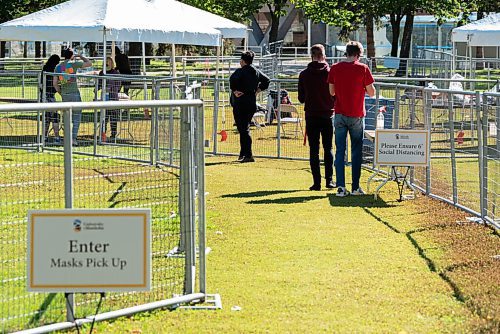 JESSE BOILY  / WINNIPEG FREE PRESS
People line up to pick up masks at the University of Manitoba on Friday. Friday, Sept. 4, 2020.
Reporter: Maggie?