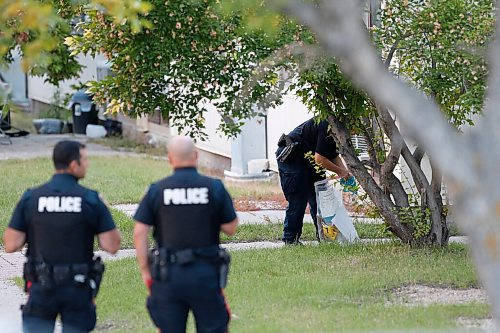 JOHN WOODS / WINNIPEG FREE PRESS
Police investigate at the apartment of a suspected killer on Dalhousie in Winnipeg Friday, September 4, 2020. Mitchell Lapa is suspected of killing his sisters family in Ontario.

Reporter: ?