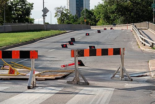 JESSE BOILY  / WINNIPEG FREE PRESS
High winds the night before caused the fall of traffic pylons on the Midtown Bridge on Monday. Monday, Sept. 7, 2020.
Reporter:
