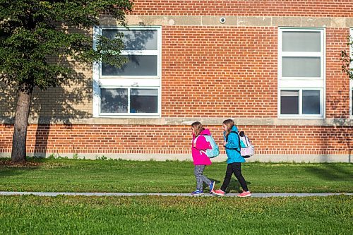 MIKAELA MACKENZIE / WINNIPEG FREE PRESS

Sydney Fraser (six, left), and Brynn Fraser (eight) arrive to their first day of school at Brock-Corydon School in River Heights on Tuesday, Sept. 8, 2020. For Maggie story.
Winnipeg Free Press 2020.