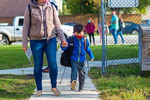 MIKAELA MACKENZIE / WINNIPEG FREE PRESS

Mae Tsang takes her son, Sammy Schaffer (six), to his first day of school at Brock-Corydon School in River Heights on Tuesday, Sept. 8, 2020. For Maggie story.
Winnipeg Free Press 2020.