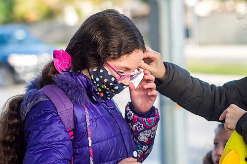 MIKAELA MACKENZIE / WINNIPEG FREE PRESS

Kineret Frank's mom helps adjust her mask on her first day of school at Brock-Corydon School in River Heights on Tuesday, Sept. 8, 2020. For Maggie story.
Winnipeg Free Press 2020.