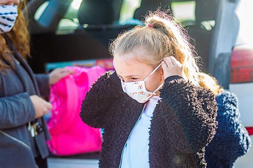 MIKAELA MACKENZIE / WINNIPEG FREE PRESS

Olivia Morrison (nine) puts her mask on for her first day of school at Brock-Corydon School in River Heights on Tuesday, Sept. 8, 2020. For Maggie story.
Winnipeg Free Press 2020.