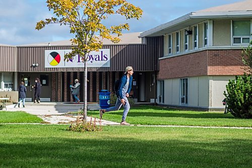 MIKAELA MACKENZIE / WINNIPEG FREE PRESS

Grade 11 student Hudson Kitzan skateboards past the main entrance to say hi to friends on the first day of school at Windsor Park Collegiate in Winnipeg on Tuesday, Sept. 8, 2020. For Maggie story.
Winnipeg Free Press 2020.