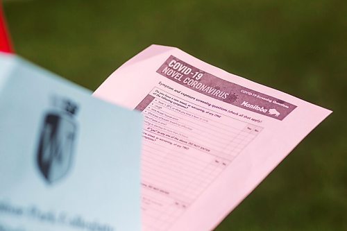 MIKAELA MACKENZIE / WINNIPEG FREE PRESS

A student holds a COVID-19 checklist at Windsor Park Collegiate in Winnipeg on Tuesday, Sept. 8, 2020. For Maggie story.
Winnipeg Free Press 2020.