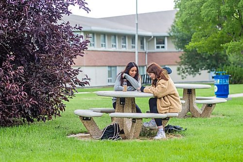 MIKAELA MACKENZIE / WINNIPEG FREE PRESS

Grade 10 students Bailey Gardner (left) and Nikki MacDonald hang out on their first day of school at Windsor Park Collegiate in Winnipeg on Tuesday, Sept. 8, 2020. For Maggie story.
Winnipeg Free Press 2020.