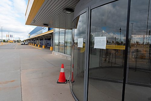 JESSE BOILY  / WINNIPEG FREE PRESS
The entrance with a little sign telling costumers of its closure at Ikea on Tuesday. Ikea closed after a positive case of COVID-19 in their staff and they now are cleaning the store. Tuesday, Sept. 8, 2020.
Reporter: