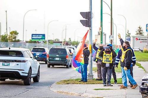 MIKAELA MACKENZIE / WINNIPEG FREE PRESS

Picketers for the WSD bus driver strike fly flags and wave to drivers at Selkirk and Keewatin in Winnipeg on Wednesday, Sept. 9, 2020. Standup.
Winnipeg Free Press 2020.