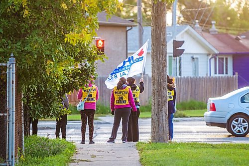 MIKAELA MACKENZIE / WINNIPEG FREE PRESS

Picketers for the WSD bus driver strike fly flags and wave to drivers at Selkirk and Keewatin in Winnipeg on Wednesday, Sept. 9, 2020. Standup.
Winnipeg Free Press 2020.