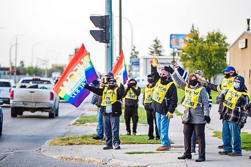 MIKAELA MACKENZIE / WINNIPEG FREE PRESS

Picketers for the WSD bus driver strike fly flags and wave to drivers at Selkirk and Keewatin in Winnipeg on Wednesday, Sept. 9, 2020. Standup.
Winnipeg Free Press 2020.