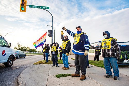 MIKAELA MACKENZIE / WINNIPEG FREE PRESS

Picketers for the WSD bus driver strike fly flags and wave to drivers at Selkirk and Keewatin in Winnipeg on Wednesday, Sept. 9, 2020. Standup.
Winnipeg Free Press 2020.