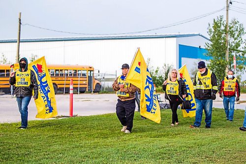 MIKAELA MACKENZIE / WINNIPEG FREE PRESS

Picketers walk the line for the WSD bus driver strike on Selkirk Avenue in Winnipeg on Wednesday, Sept. 9, 2020. Standup.
Winnipeg Free Press 2020.