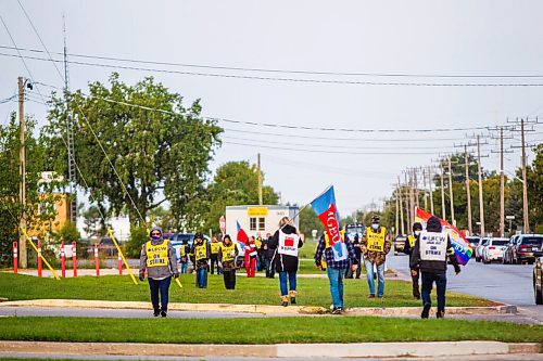 MIKAELA MACKENZIE / WINNIPEG FREE PRESS

Picketers walk the line for the WSD bus driver strike on Selkirk Avenue in Winnipeg on Wednesday, Sept. 9, 2020. Standup.
Winnipeg Free Press 2020.