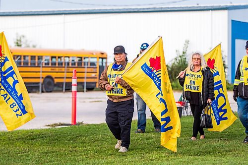 MIKAELA MACKENZIE / WINNIPEG FREE PRESS

Picketers walk the line for the WSD bus driver strike on Selkirk Avenue in Winnipeg on Wednesday, Sept. 9, 2020. Standup.
Winnipeg Free Press 2020.