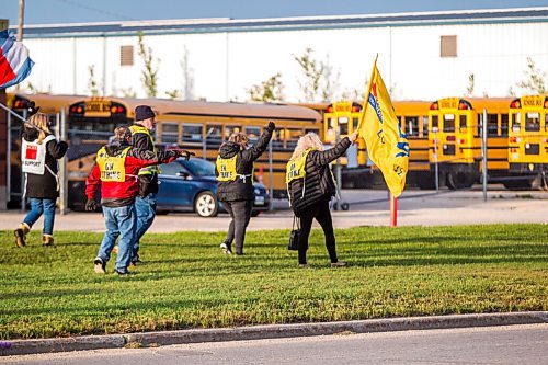 MIKAELA MACKENZIE / WINNIPEG FREE PRESS

Picketers walk the line for the WSD bus driver strike on Selkirk Avenue in Winnipeg on Wednesday, Sept. 9, 2020. Standup.
Winnipeg Free Press 2020.