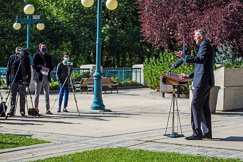 MIKAELA MACKENZIE / WINNIPEG FREE PRESS

Premier Brian Pallister speaks to the media behind the Manitoba Legislative Building in Winnipeg on Wednesday, Sept. 9, 2020. For Larry/Carol story.
Winnipeg Free Press 2020.