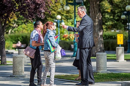 MIKAELA MACKENZIE / WINNIPEG FREE PRESS

Premier Brian Pallister laughs with folks on a walk after speaking to the media behind the Manitoba Legislative Building in Winnipeg on Wednesday, Sept. 9, 2020. For Larry/Carol story.
Winnipeg Free Press 2020.