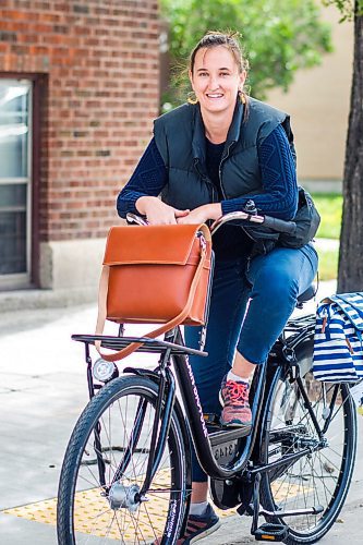 MIKAELA MACKENZIE / WINNIPEG FREE PRESS

Cyclist Leigh Anne Parry poses for a photo on Sherbrook Street in Winnipeg on Wednesday, Sept. 9, 2020. For JS story.
Winnipeg Free Press 2020.